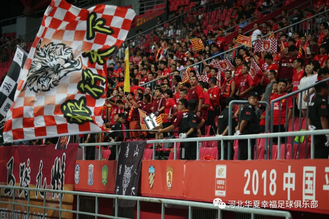 法兰克福球迷横幅致敬传奇  